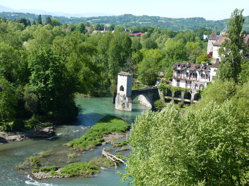 Logis Hotel Au Relais Aspois Pau Esterno foto